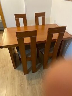 Jedálenský stôl a stoličky