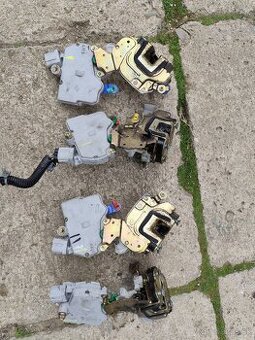 Zámok, centrál Nissan Terrano 2