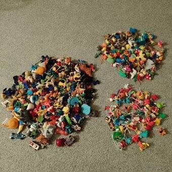 Predám veľké množstvo postavičiek z kindervajíčok.