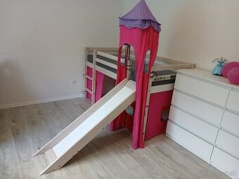 Detska vyvysena postel so smykalkou