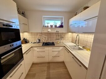 Zabývaný 4 izbový bungalov s 15 árovým pozemkom v po…