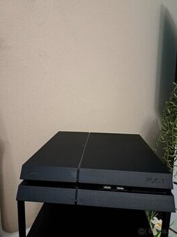 Predám Playstation 4 s príslušenstvom