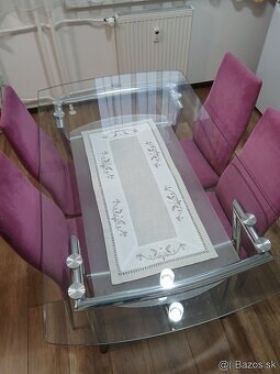 Jedálenský stôl so stoličkami