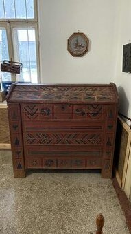 Stará vyrezávaná truhlica-súsek.