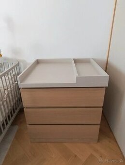 Prebaľovaci pult robeny architektmi + komoda malm z ikei