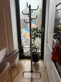 Kovový stojanový vešiak – 180 cm, stabilný