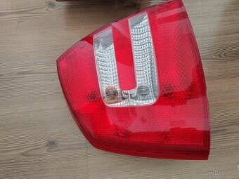 Škoda Octavia 2 sedan zadné svetlá