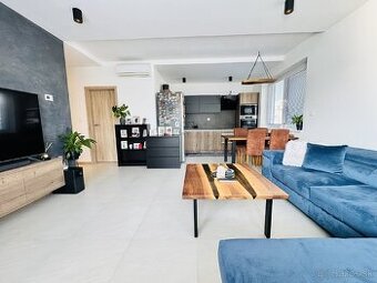 Na predaj priestranný 2i byt v obci Kostolište.