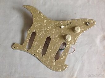 STAVBA GITARY TYPU STRATOCASTER-PICKGUARD
