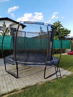 Trampolona