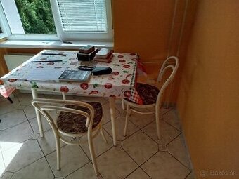 kuchynské stoličky, stolík, lampa