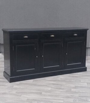 Komoda čierna trojdverová.