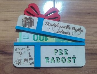 Drevená darčeková karta na peniaze v tvare darčeka Radosť