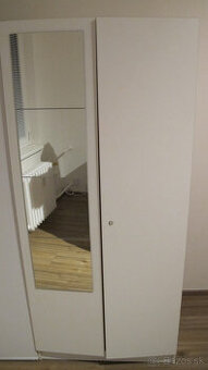 Skriňa na visiace odevy, so zrkadlom