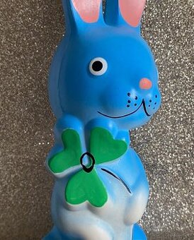 Stara piskacia hracka zajac