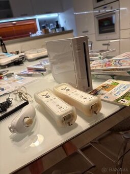 Predám zberateľský kúsok Nintendo Wii - kompletný set + hry