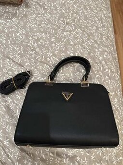 Elegantná čierna kabelka Guess – Saffiano Style