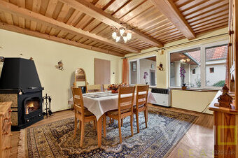 PRIESTRANNÝ 5-IZBOVÝ DOM NA VEĽKOM POZEMKU (1 142 m²) S OBRO