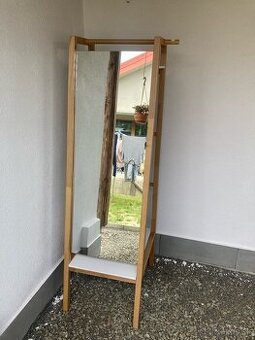 Vešiaková stena so zrkadlom