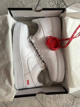 Biele Air Force 1 x Supreme (46)