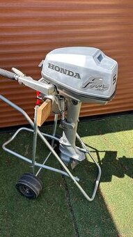 Predam zavesny lodny motor Honda 5 HP v dobrom stave štartuj
