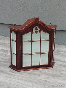 Vitrína nástenná – 73 x 68 x 19 cm.