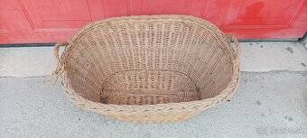 Starý prútený kôš