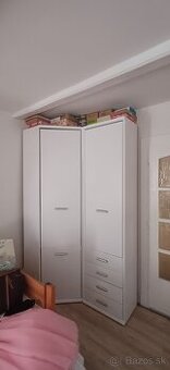 Biela rohová skriňa - š.140 x v.230 cm - 1