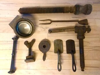 Mix starych kovovych a drevenych veci