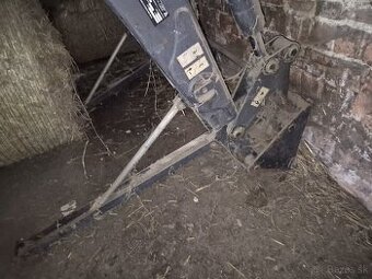 Čelný nakladač Trac-Lift 220 SL.