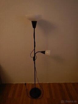 stojaca lampa