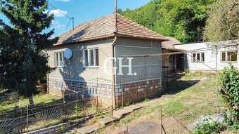 REZERVOVANÉ Priestranný rodinný dom so 6 izbami a garážou –  - 1