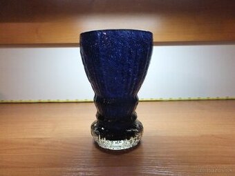 Zajímavá masivní těžká tmavě modrá váza nebo pohár.