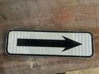 Dopravna znacka smerova sipka