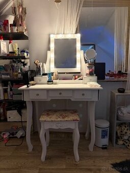 Predám kozmetický stolik so zrkadlom a LED osvetlením