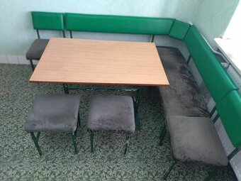 Predám kuch. roh lavicu so stolom, stoličkami a taburetkami