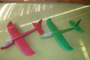 Väčšie lietadlá pre menšie deti- zelené, červené - 1