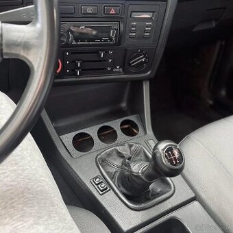 BMW E30 - Držiak budíka (Popolník)