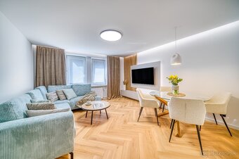 Kompletne zariadený 2 izbový byt v širšom centre.
