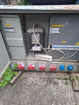 Stavebný antoník s orientačným elektromerom