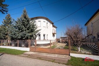 Na predaj priestranný rodinný dom v obci Lok s veľkým pozemk