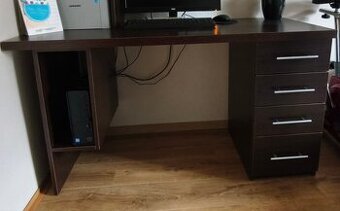 Písací stôl a komoda.