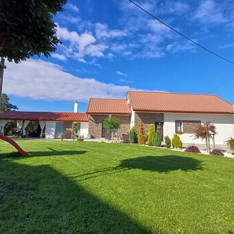 Predaj priestranného rodinného domu so záhradou a pozemkom