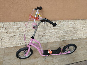 detská kolobežka s nafukovacími kolesami