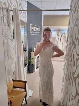 Krásne popolnočné alebo spoločenské šaty