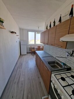 2 izb. byt na D. Štúra v Seredi na prenájom