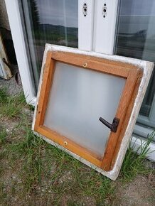 Predám staré drevené okno 560 x 540 mm