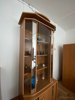 Rohová vitrína so sklom – zachovalá