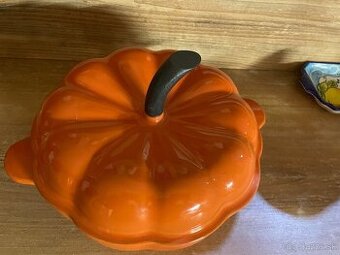 Liatinový hrniec v tvare tekvice