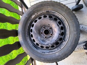 Predám dve zimné gumy aj s plechovými diskami.